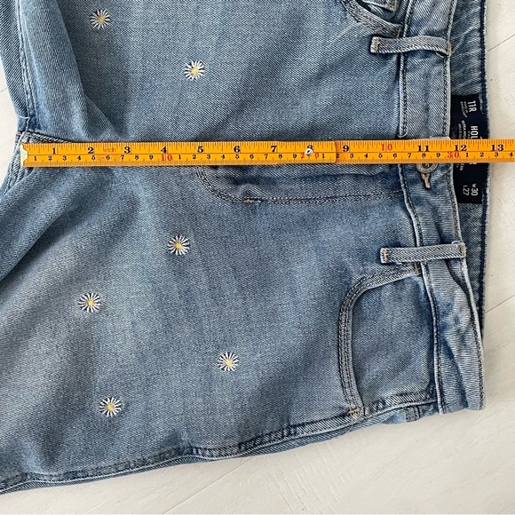 HOLLISTER Ultra High Rise Mom Jean Vintage Stretch floral Daisy Embroidery, 30” - Picture 14 of 17